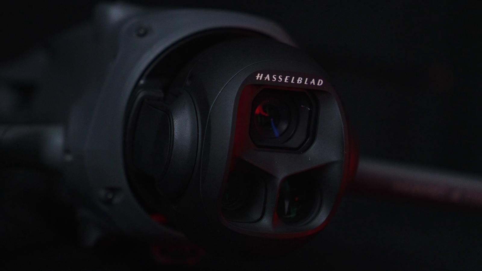 Głowica kamery Hasselblad w naszym dronie — kadr z naszego filmu